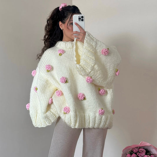 Sabina | Oversize’owy sweter z dzianiny z różanymi aplikacjami