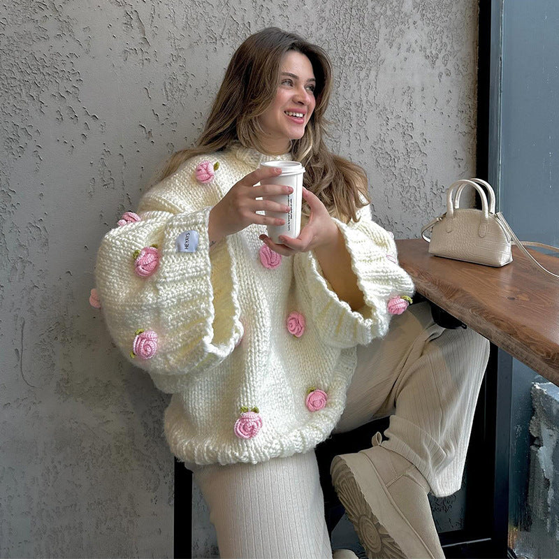 Sabina | Oversize’owy sweter z dzianiny z różanymi aplikacjami